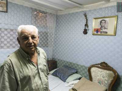 Entriamo in una delle abitazioni. I suoi proprietari sono una coppia in l� con gli anni. Lui rimpiange i tempi del dittatore Ciausescu, ma si commuove quando ci parla del figlio che non c�� pi�, morto a causa di una malattia che lo ha portato via troppo giovane